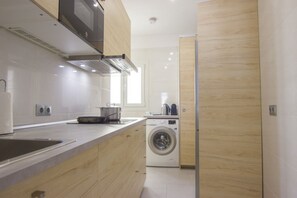 Kjøleskap, mikrobølgeovn og kjøkkenutstyr