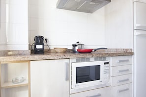Fridge, microwave, oven, stovetop - RentalSevilla Sailing the Guadalquivir (Sevilla)