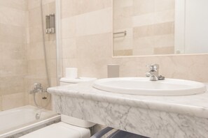 Combined shower/tub, hair dryer, towels - RentalSevilla Sailing the Guadalquivir (Sevilla)