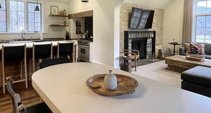 Picturesque cottage tucked into an undisturbed valley in the Pisgah