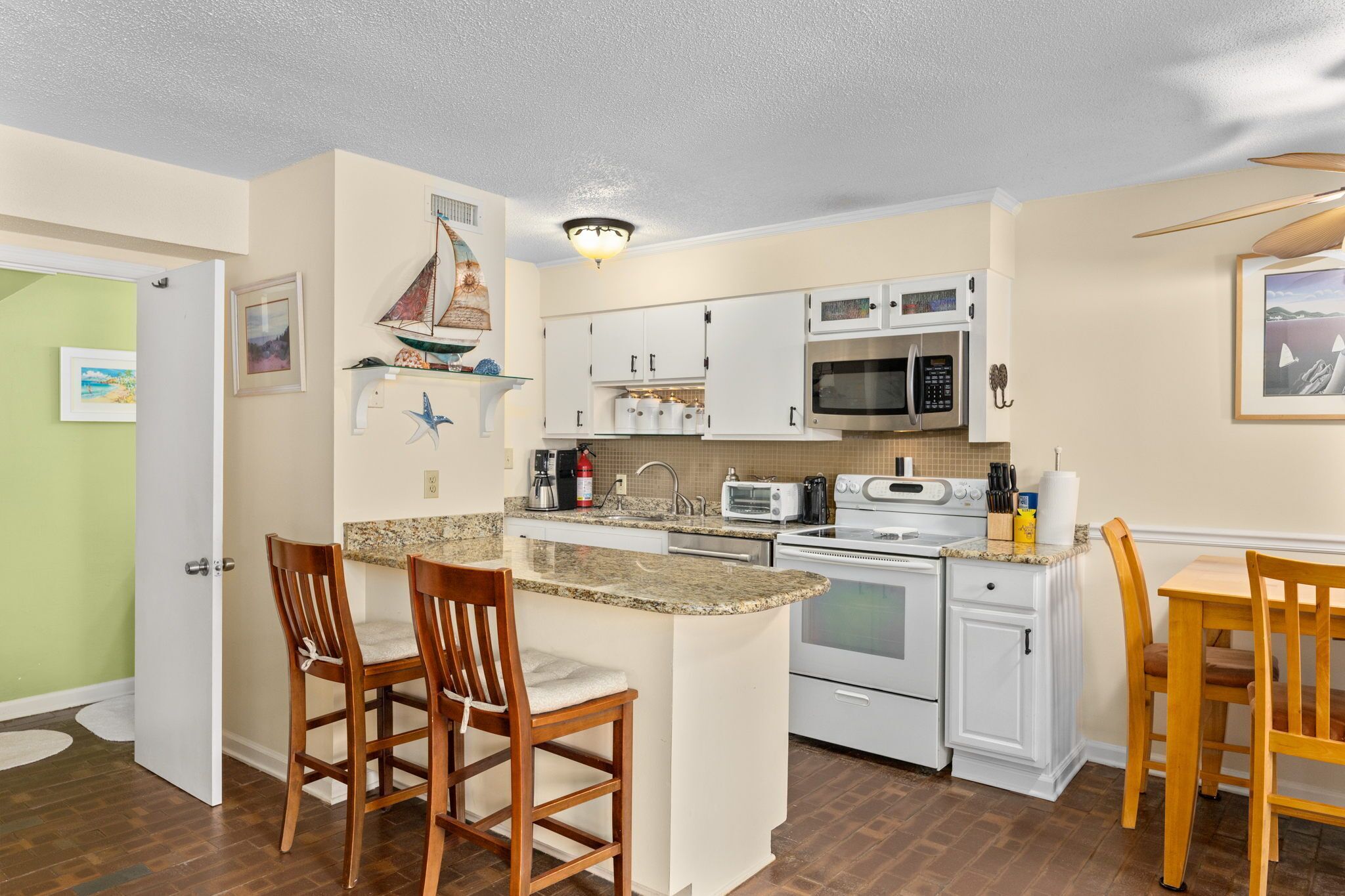 Winter Monthly Rentals Available- Charming 2 BD Townhome, Pet Friendly, Short Walk to the Beach