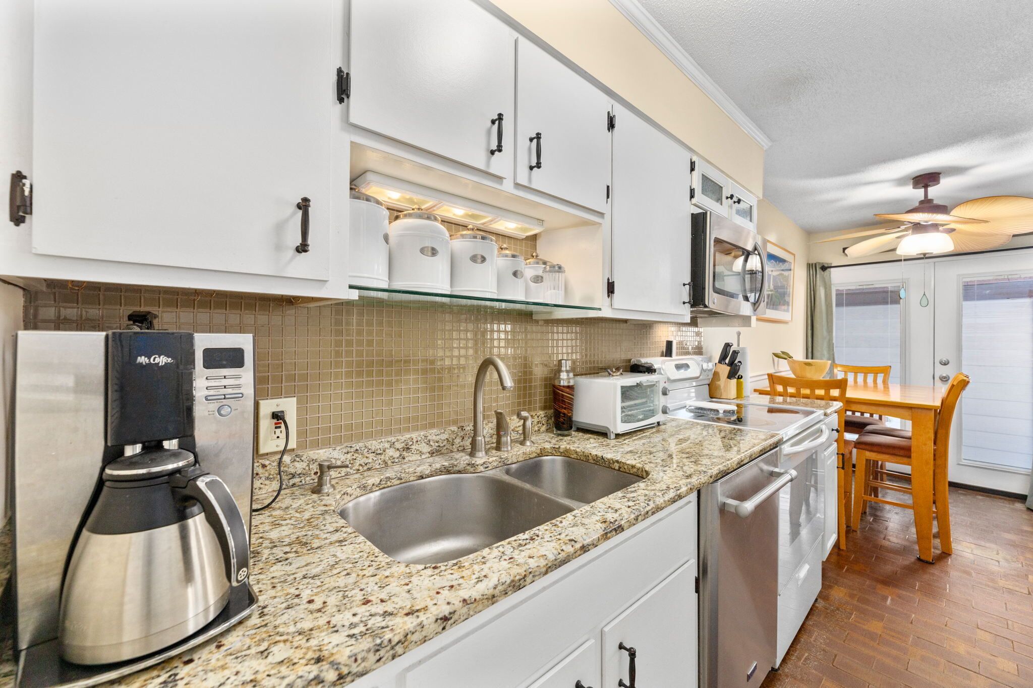 Winter Monthly Rentals Available- Charming 2 BD Townhome, Pet Friendly, Short Walk to the Beach