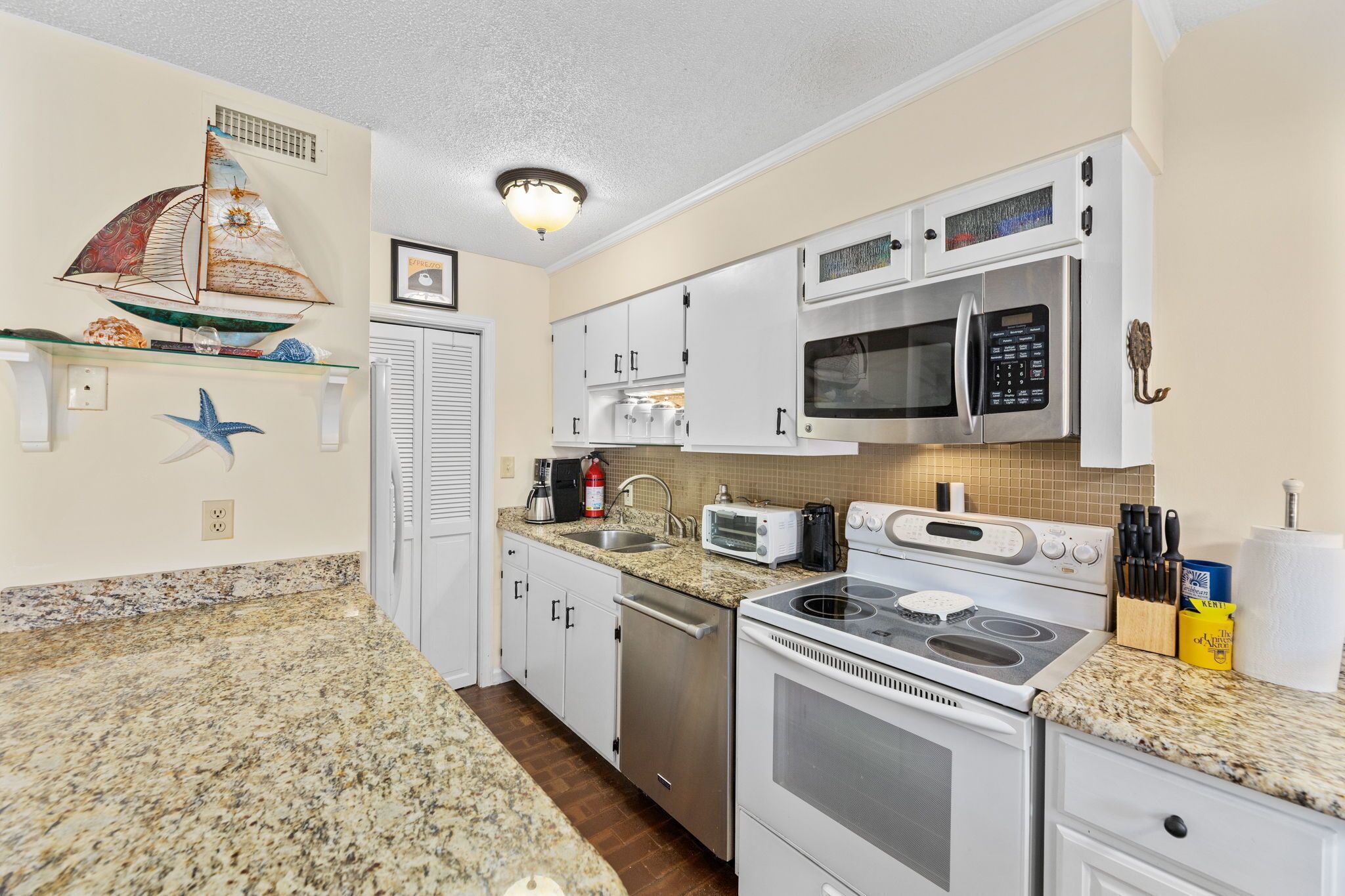 Winter Monthly Rentals Available- Charming 2 BD Townhome, Pet Friendly, Short Walk to the Beach