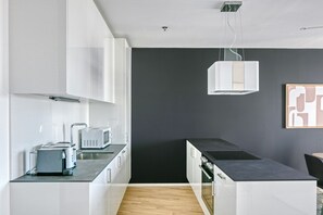 Frigorifero, microonde, forno, piano cottura