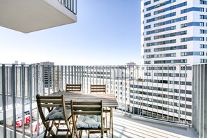 Outdoor dining - Beautiful Favoriten 3BR w/ Gym & Roof, near Park & Metro, by Blueground (Vienna)