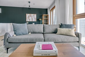TV, stereo - Beautiful Favoriten 3BR w/ Gym & Roof, near Park & Metro, by Blueground (Vienna)