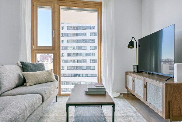 TV, stereo - Beautiful Favoriten 3BR w/ Gym & Roof, near Park & Metro, by Blueground (Vienna)