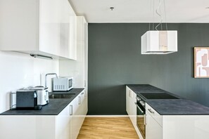 Fridge, microwave, oven, stovetop - Beautiful Favoriten 3BR w/ Gym & Roof, near Park & Metro, by Blueground (Vienna)
