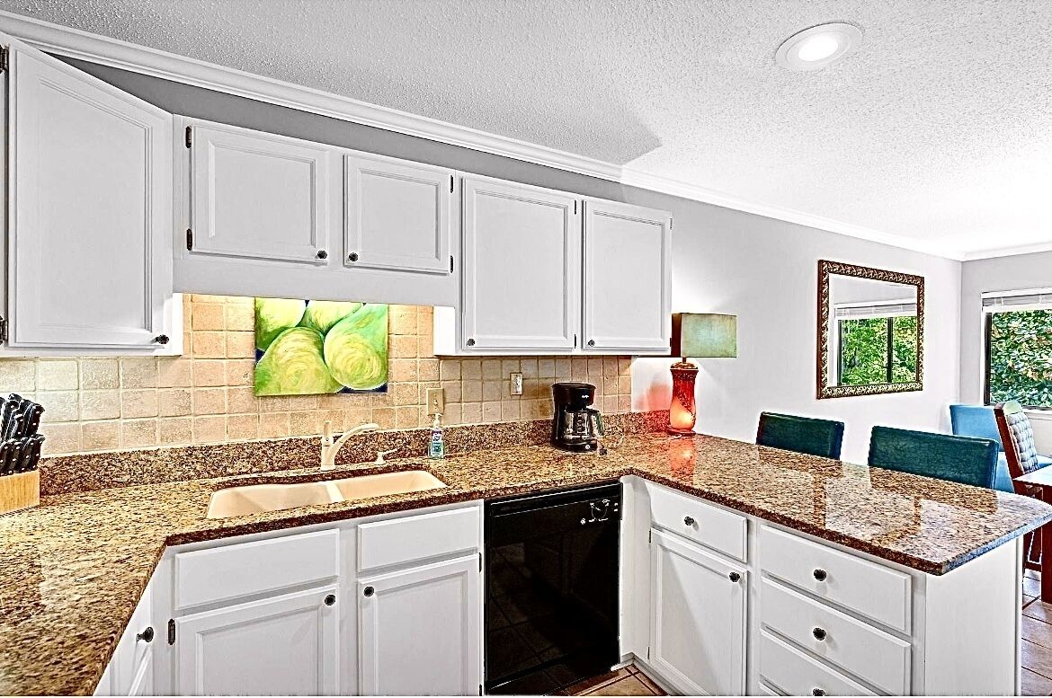 Resort Amenities, Dog Friendly, Keowee Lakefront, 5 Star Clean, Modern Vibe.