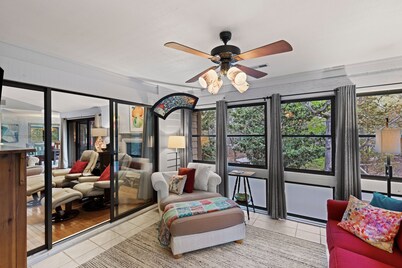 Resort Amenities, Dog Friendly, Keowee Lakefront, 5 Star Clean, Modern Vibe.