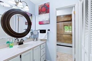 Combined shower/bathtub, jetted bath, hair dryer, towels