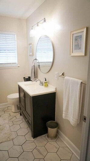 Combined shower/bathtub, hair dryer, towels