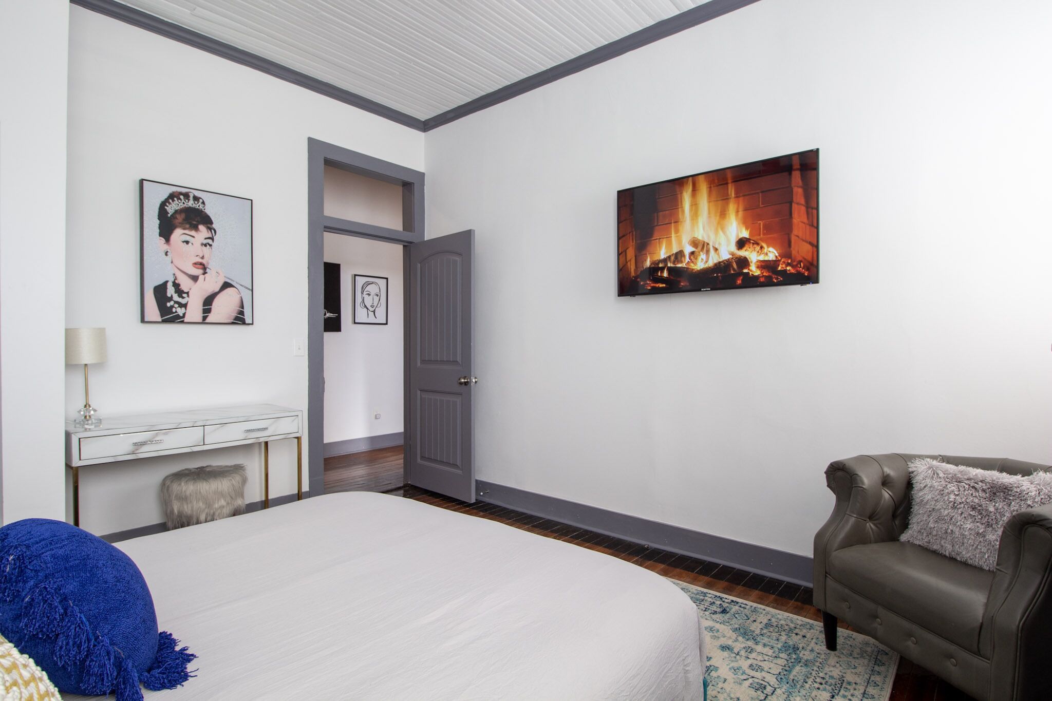 2 makuuhuonetta, työpöytä, ilmainen Wi-Fi, vuodevaatteet