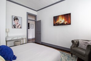 2 bedrooms, desk, free WiFi, bed sheets - One Of A Kind Historic Loft In <3 of BHM (Birmingham)