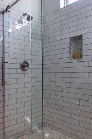 Douche, sèche-cheveux, serviettes fournies, savon