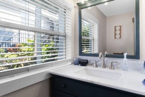 Pancuran mandi, tuala disediakan 