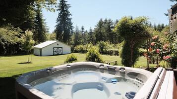 Banyera d'hidromassatge a l'aire lliure