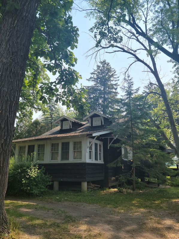Lots of natural beauty - Northern Pike Resort, Camp Lake WI, Sleeps 6, Boat Rental Available.
(Trevor)