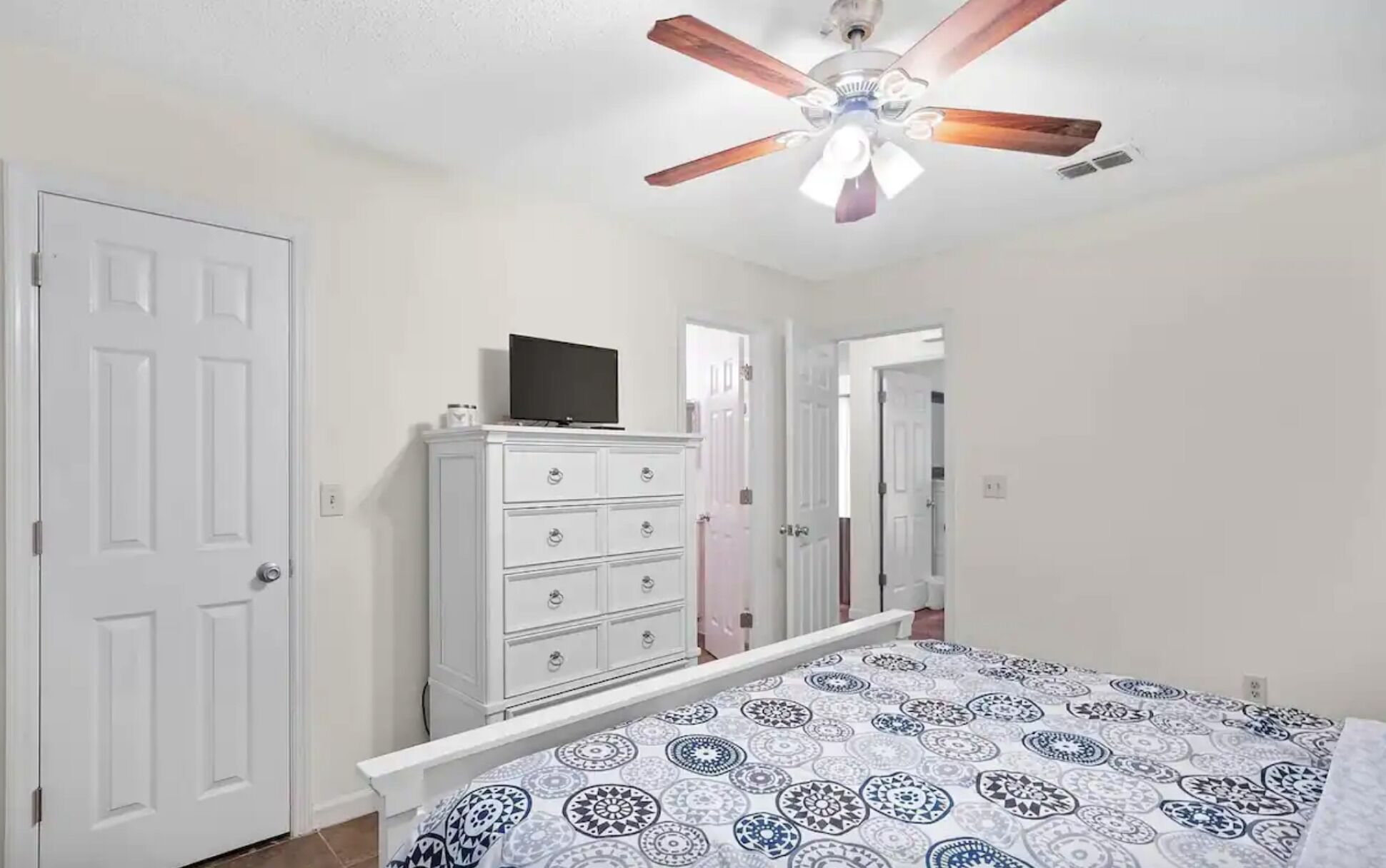 2 bedroom duplex less than 1 mile from the beach!