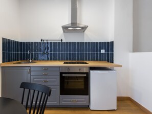 Réfrigérateur, four, batterie de cuisine, vaisselle et ustensiles