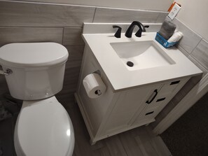 Combined shower/tub, towels, soap, shampoo