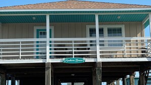 Un immeuble doté d’un balcon et d’une enseigne indiquant « Southern Breeze ».