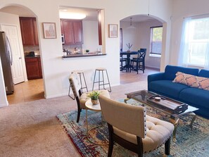 Smart TV, books, stereo - Mellow and cozy, your home away from home! (Houston)