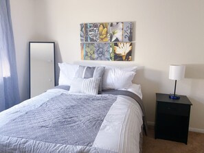 3 bedrooms, desk, iron/ironing board, travel cot - Mellow and cozy, your home away from home! (Houston)