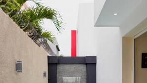A modern indoor pool with a clear blue water surface, surrounded by beige walls and a black and gray decorative wall. - Mansión Versatil with a beautiful private pool 🏊‍♀️ 5 min from movies/groceries  (La Romana)