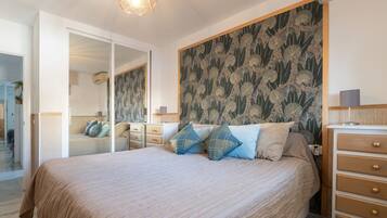 2 slaapkamers, een strijkplank/strijkijzer, gratis wifi, beddengoed