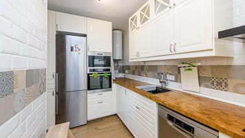 Kylskåp, mikrovågsugn, ugn och spishäll