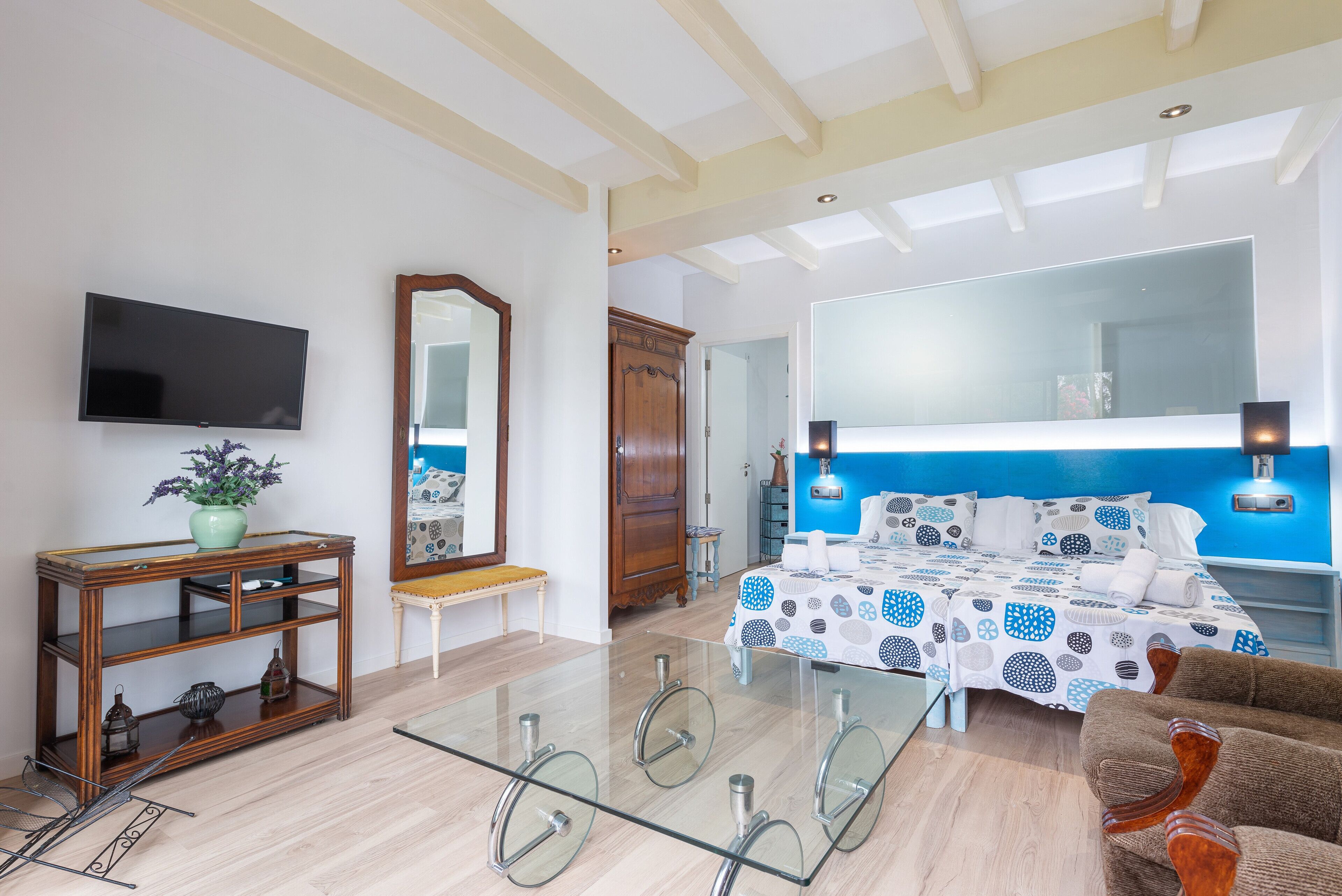 8 slaapkamers, een strijkplank/strijkijzer, gratis wifi, beddengoed