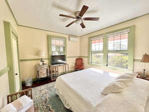 8 bedrooms, desk, travel crib, free WiFi - Restored Historic Mansion with Modern Amenities Steps to the Beach! (Hilo)