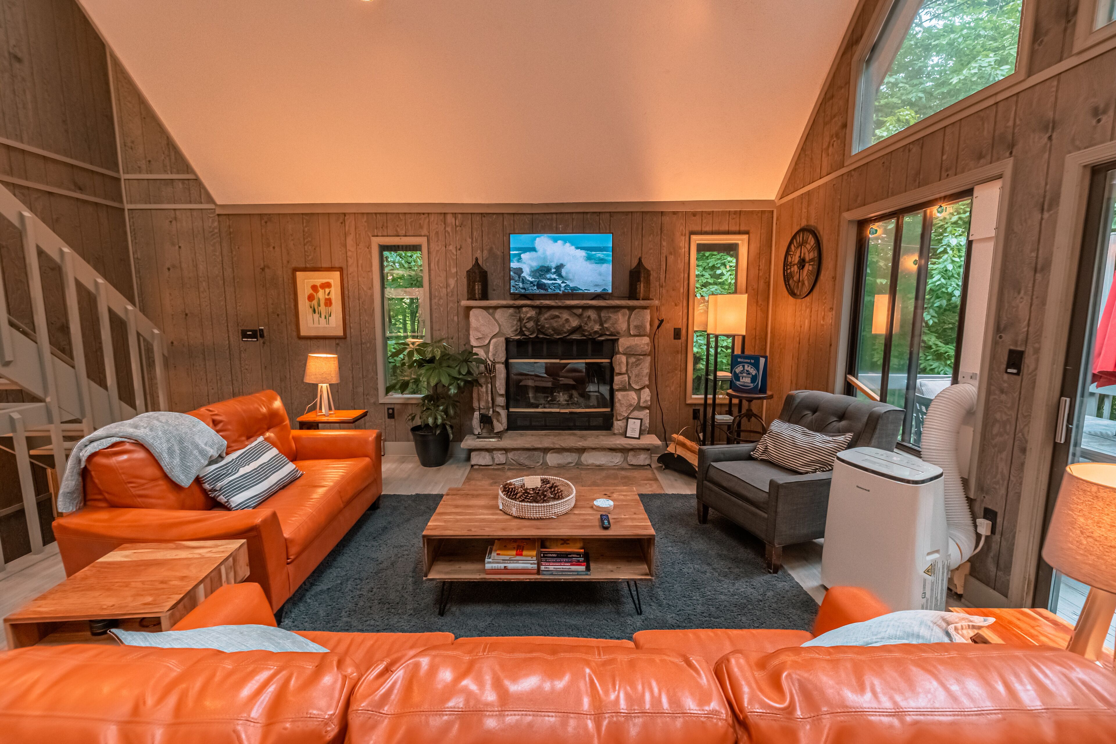 Gorgeous New Mountain Chalet in Pocono Mts 4 Bdrm/Fire Pit/Game Room