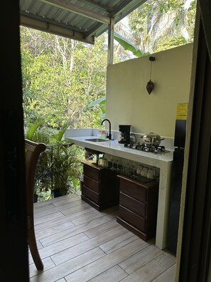 Kühlschrank, Toaster, Kochgeschirr/Geschirr/Besteck, Gewürze