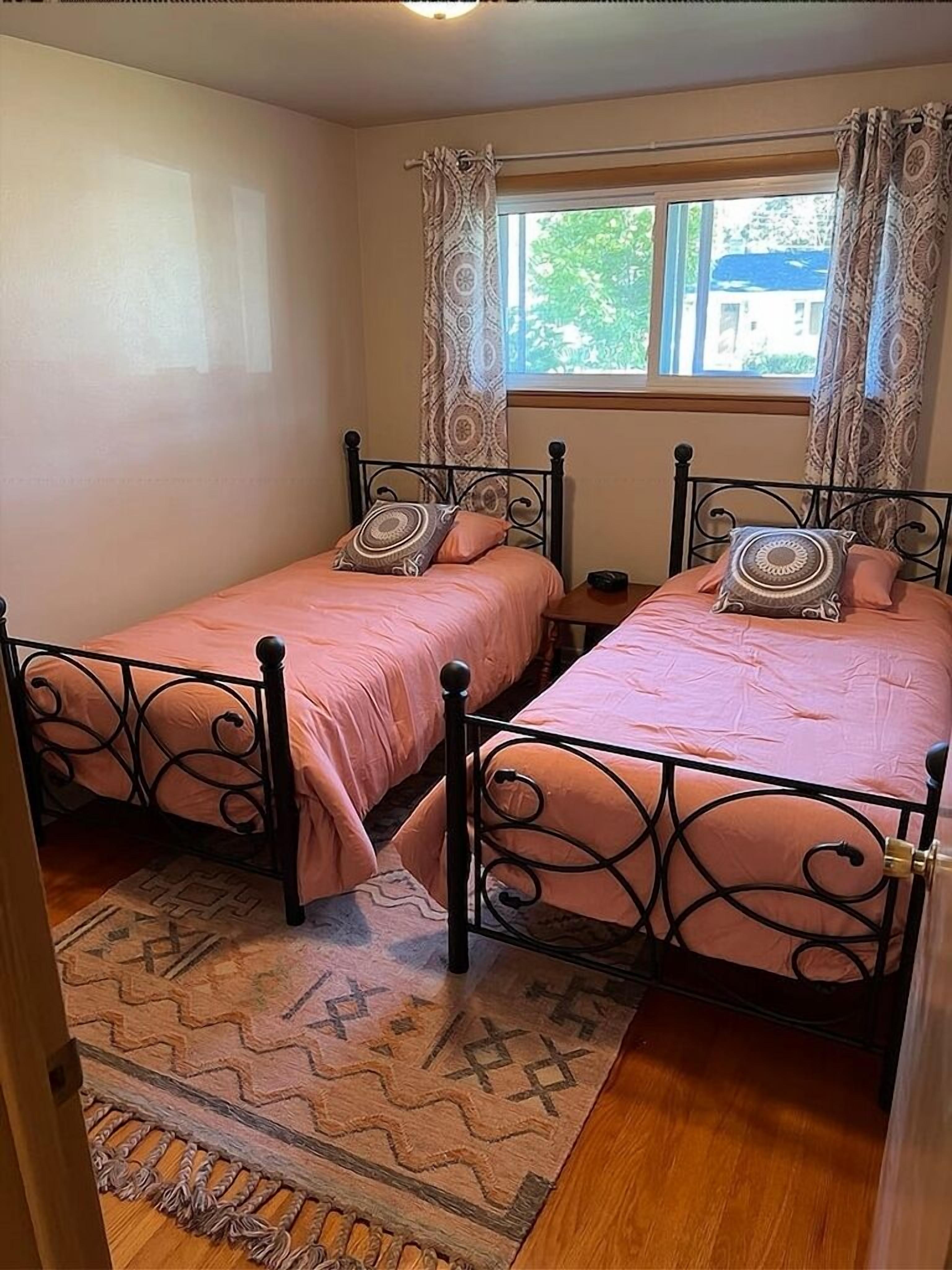 Entire 3 Bedroom House, Walk to Lambeau, Resch Center & more