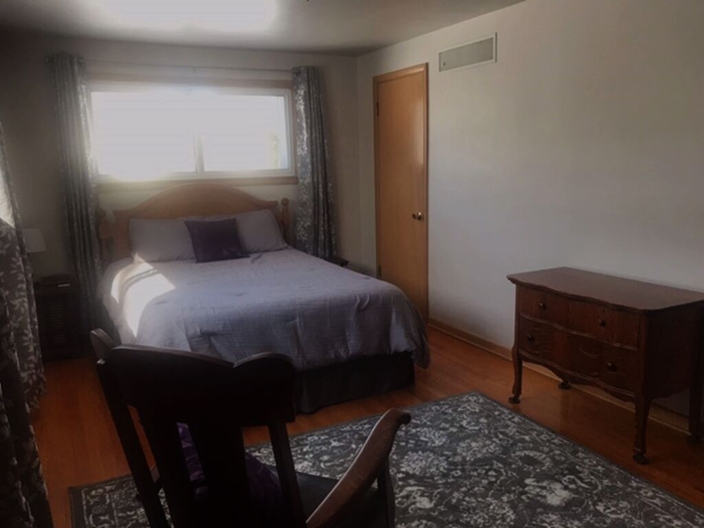 Entire 3 Bedroom House, Walk to Lambeau, Resch Center & more