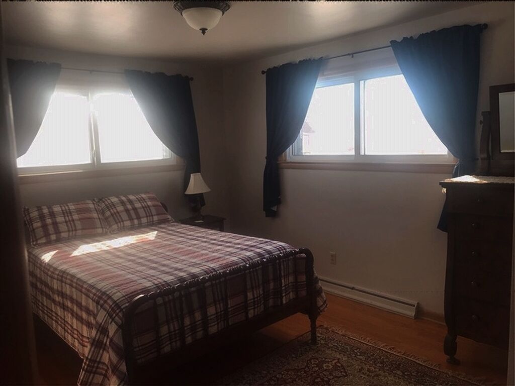 Entire 3 Bedroom House, Walk to Lambeau, Resch Center & more