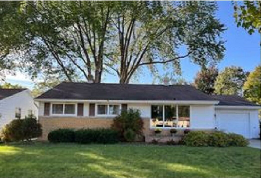 Entire 3 Bedroom House, Walk to Lambeau, Resch Center & more