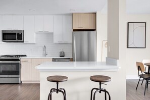 Kühlschrank, Mikrowelle, Ofen, Geschirrspüler