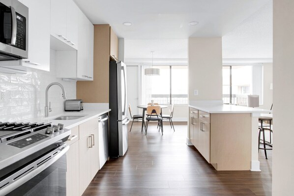 Kühlschrank, Mikrowelle, Ofen, Geschirrspüler