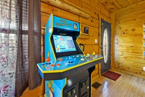 Games room - New Listing! Couples retreat- swing bed-hot tub-fire pit-putt putt (Sevierville)