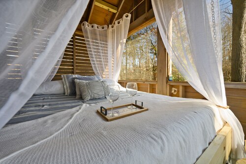 New Listing! Couples retreat- swing bed-hot tub-fire pit-putt putt