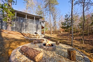 Property grounds - New Listing! Couples retreat- swing bed-hot tub-fire pit-putt putt (Sevierville)