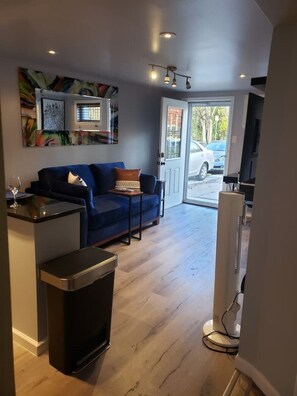 Smart TV, chimenea y libros 