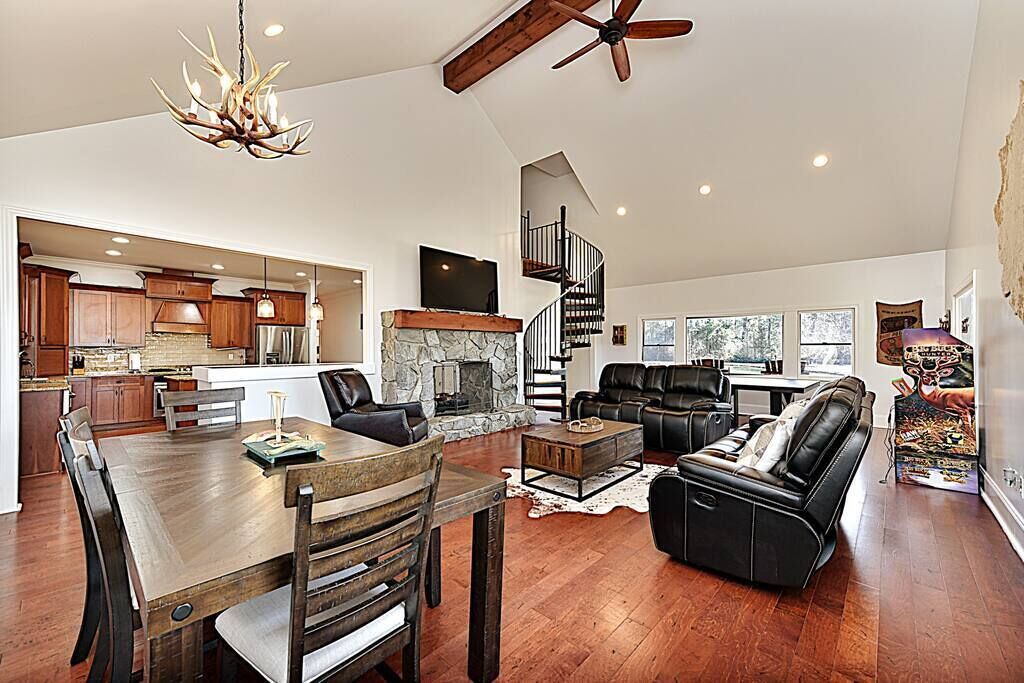 Secluded Lodge 8acres Hot Tub, Pingpong pedalboat!