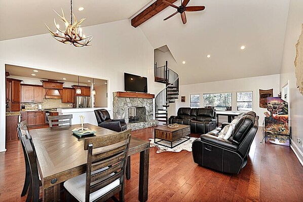 Télévision, cheminée, lecteur de DVD, table de tennis de table