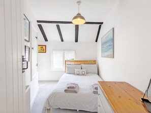 3 bedrooms, desk, iron/ironing board, travel cot