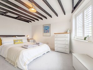 3 chambres, bureau, fer et planche à repasser, lit de bébé portatif