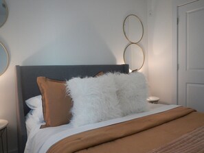 1 bedroom, iron/ironing board, free WiFi, bed sheets - ✧ Chic condo in Downtown Houston w/ Free Parking ✧ (Houston)